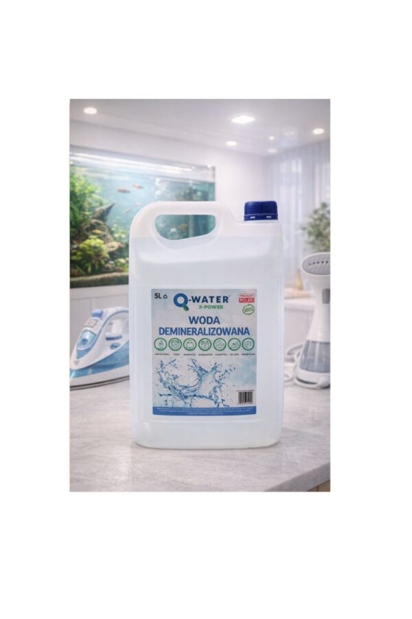 woda demineralizowana 5l obrazek przedstawia wodę demineralizowana w karnistrze 5l. woda demineralizowana do żelazka, parownicy, autoklawu i akwarium